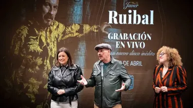 Javier Ruibal y la alcaldes y delegada del Ayuntamiento de San Fernando en el escenario del Teatro Las Cortes.