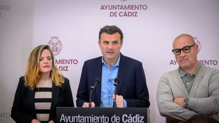 El alcalde, Bruno García, junto a Mayte González y José Carlos Teruel en rueda de prensa.