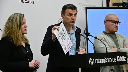 El alcalde de Cádiz, Bruno García, comparece ante los medios para explicar el protocolo municipal sobre la limpieza de espacios públicos en convivencia con personas sin hogar, acompañado por la concejala de Cultura, Maite González, y el concejal de Medio Ambiente, José Carlos Teruel, durante una rueda de prensa celebrada este viernes en el Ayuntamiento de Cádiz.