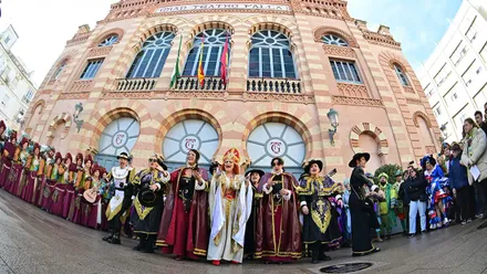 La comparsa 'La Mafia', un ade las que ha sufrido ataques verbales, en el descubrimiento de la estrella a Adela del Moral. Foto: Eulogio García.
