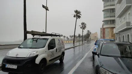 Cádiz ha amanecido con lluvias, como en esta imagen en el paseo Marítimo. Foto:: José Luis Porquicho Prada.