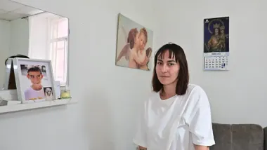 Lorena Al-lal Ferreira en su vivienda con la foto de uno de sus hijos. Foto: Eulogio García.