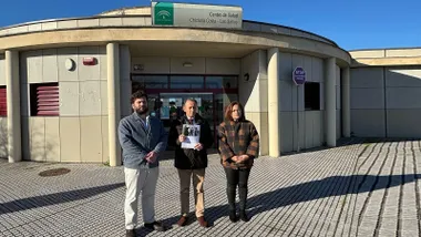 Fuerzas municipales, tres miembros, delante de la puerta del Centro de Salud Los Gallos.