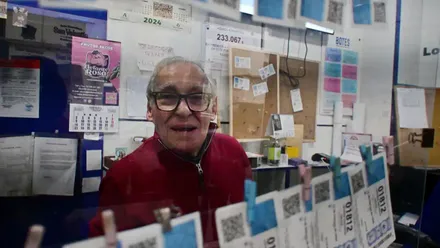 El lotero de la administración de la calle Sorolla, en Cádiz, posa tras el cristal