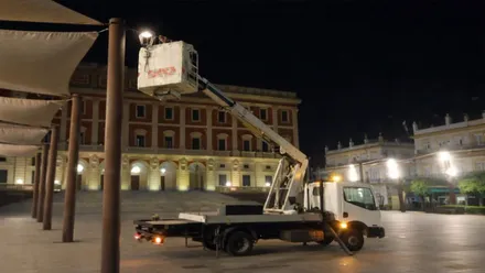 Plaza del Rey de San Fernando de noche con un camión realizando cambios en las luces.