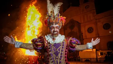 El autor Luuis Rivero ante la figura del Dios Momo ardiendo tras concluir el pregón. Foto: José María Reyna.