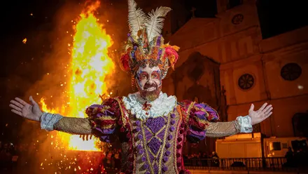 El autor Luuis Rivero ante la figura del Dios Momo ardiendo tras concluir el pregón. Foto: José María Reyna.