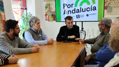 Maíllo y los integrantes de Por Andalucía en una mesa sentados.