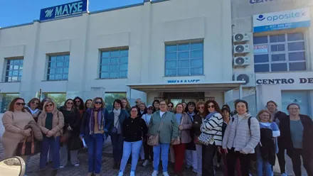 Todas las empleadas de Maysa, con su ropa de paisano, a las puertas de la empresa en una concentración.