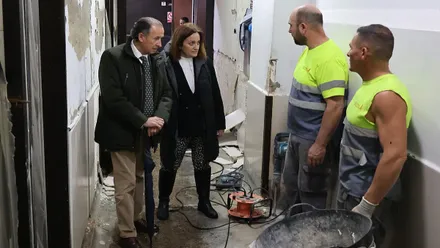 José María Román y la delegada hablando con los trabajadores en el Mercado de Abastos.