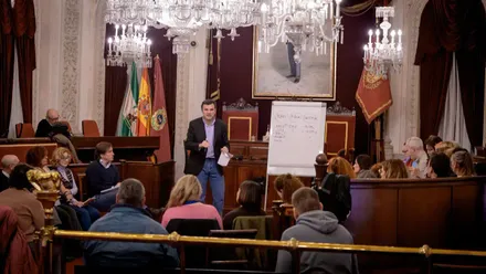 Imagen de la Mesa de personas sin hogar celebrada este martes en el Ayuntamiento de Cádiz.
