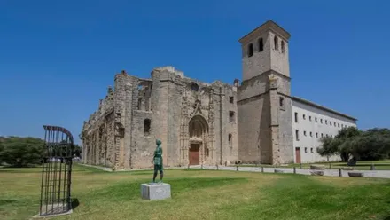 Fachada en piedra gris del Monasterio de la Victoria en El Puerto.