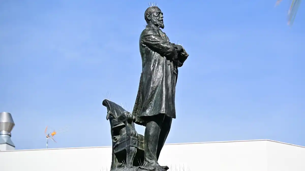 Sistema antiaves en las zonas superiores de la escultura.