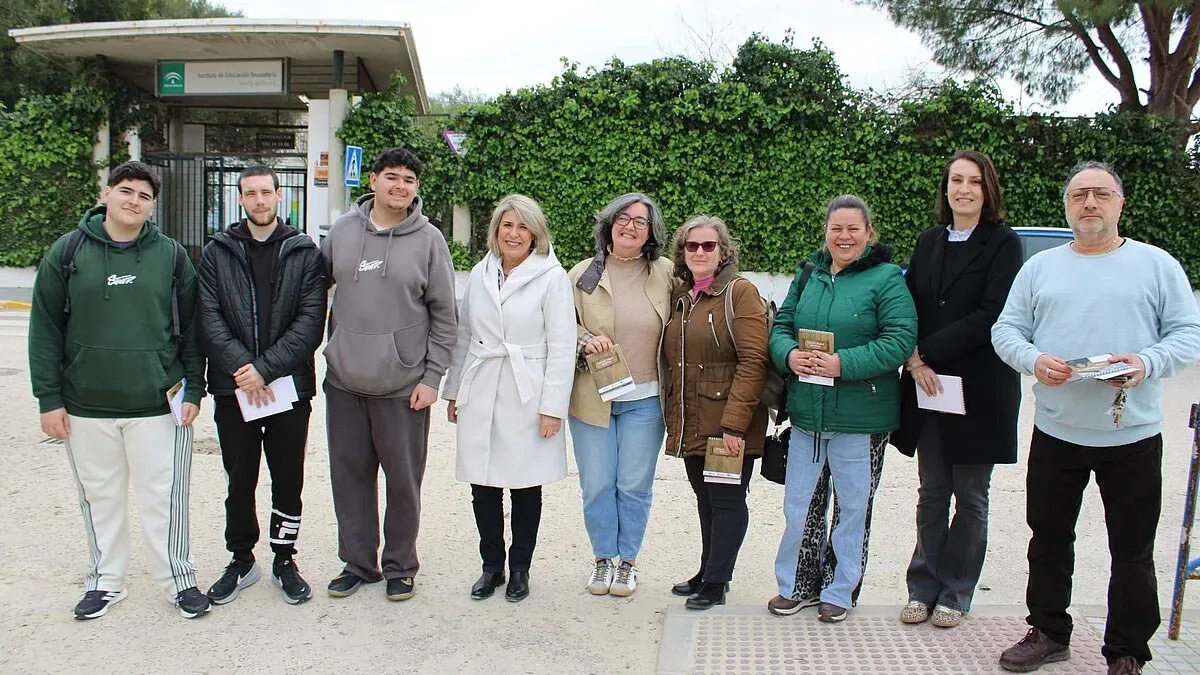 Mujeres destacadas de Chiclana junto con la delegada.