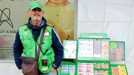 El vendedor de la ONCE José Manuel Tejero con su chalequillo verde.