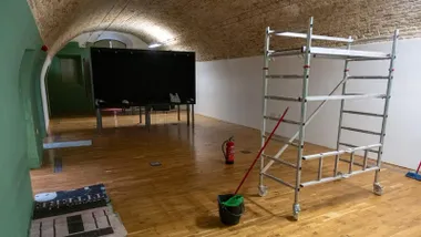 una de las salas del Museo del Títere de Cádiz durante los trabajos de restauración, con andamios ligeros, paredes recién pintadas y bóvedas de piedra visibles. La fotografía muestra el proceso de mejora y el cuidado detalle con que se recupera este espacio patrimonial.