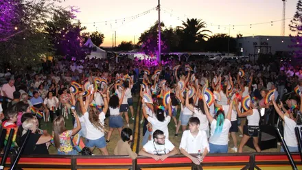 Personas celebrando la Fiesta del Orgullo en Chiclana.