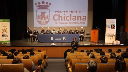 Mesa en la que están las autoridades presentando los cursos de orientación.