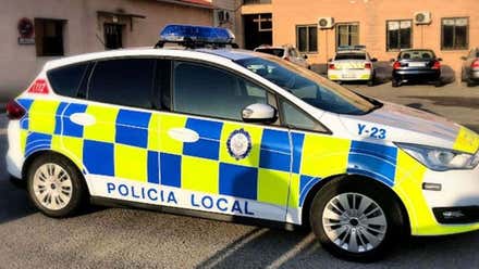 Coche de la Policía Local de Algeciras con cuadros azules y amarillo fluorescente.