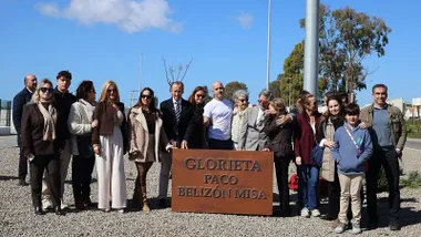 Posado junto a la placa de la Glorieta de Paco Belizón en Chiclana, en el centro el alcalde.