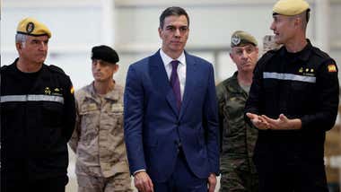 Pedro Sánchez acompañado por miembros de la UME.