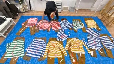 El pintor Pepe Baena en plena intervención en los tipos de la chirigota 'La cosa pinta mal'. Foto: José Luis Porquicho Prada.