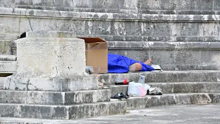 Imagen de archivo de una persona sin hogar en una calle de Cádiz. Foto: Eulogio García.