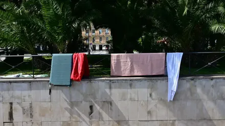 Pertenencias de una persona sin hogar en la plaza de Canalejas de Cádiz