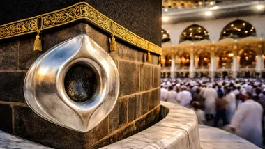 Detalle de la Piedra Negra en una hornacina de plata.