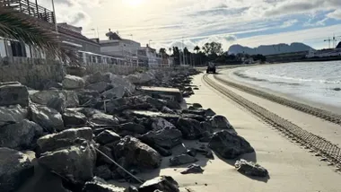 Imagen de una playa de San Roque con una máquina en la orilla. Se ve el rompeolas.