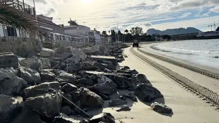 Imagen de una playa de San Roque con una máquina en la orilla. Se ve el rompeolas.