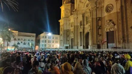 Imagen de la plaza de la Catedral de Cádiz este Sábado de Carnaval de 2026. Foto: José Luis Porquicho Prada.