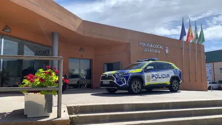 Coche de la Policía de Rota aparcado en la Jefatura.