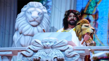 Manu Sánchez abre el Olimpo gaditano en su pregón del Carnaval 2026