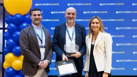 Tres personas de la UCA recogiendo el premio por la IA.