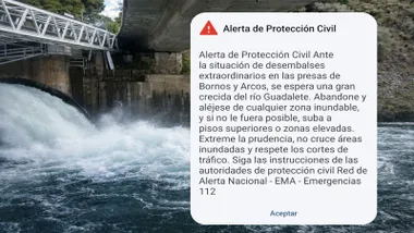 Aviso recibido en el móvil de los vecinos, a su lado pantano de Arcos desaguando.