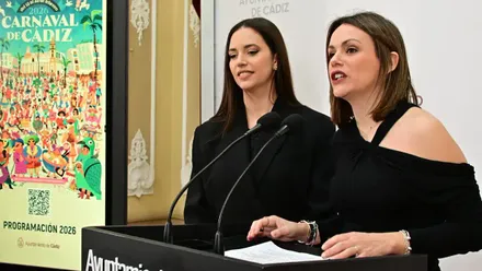 Imagen de la presentación del espectáculo de cierre del Carnaval 2026, con la concejala Beatriz Gandullo y la artista Verónica Arriza. Foto: Eulogio García