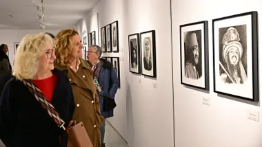 Visitantes recorren una de las exposiciones inauguradas en la Casa del Carnaval