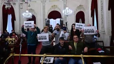 Media docena de personas protestas en el pleno del Ayuntamiento de Cádiz carteles en mano por las muertes personas sin hogar y protocolo de la vergüenza