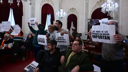 El Movimiento Nadie sin Hogar y el comité de Parques y Jardines han protestado en el Pleno por la respuesta municipal a las personas sin hogar en Cádiz. Foto: Eulogio García.