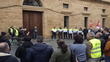 Personas reunidas protestando por las condiciones en la que trabaja la Policía Local de San Fernando.
