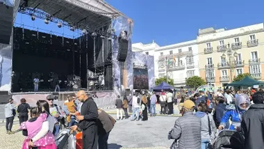 Prueba de sonido del concierto de Lori Meyers en San Antonio mientras se celebrar un evento infantil. Foto: José Luis Porquicho Prada.