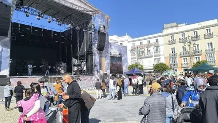Prueba de sonido del concierto de Lori Meyers en San Antonio mientras se celebrar un evento infantil. Foto: José Luis Porquicho Prada.