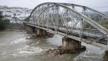 Puente de Hierra, al fondo Arcos y debajo el río Guadalete junto a los pilares.