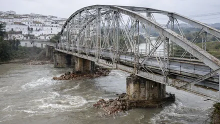 Puente de Hierra, al fondo Arcos y debajo el río Guadalete junto a los pilares.