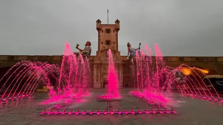 Puerta de Tierra con figuras Baco y Diosa Salacia