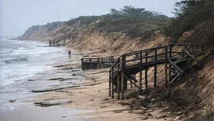 Pasarelas destrozadas y poca arena en Punta Candor.