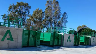 Punto limpio, con puertas verdes y cemento, en Costa Ballena, en Chipiona.