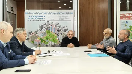 Imagen de una reunión en una sala institucional del Ayuntamiento de Cádiz. En la mesa aparecen sentados representantes del Grupo Municipal Socialista, entre ellos Óscar Torres y José Ramón Ortega, frente a miembros del comité de empresa del servicio de Parques y Jardines. Los asistentes conversan en torno a documentos colocados sobre la mesa, en un ambiente formal de trabajo. La fotografía corresponde al encuentro celebrado para abordar la situación laboral del servicio y la polémica sobre el denominado “protocolo de la vergüenza”.