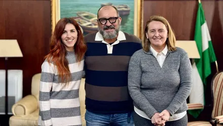 "Ramoni" en el centro de la imagen con la alcaldesa y delegada de Puerto Real.